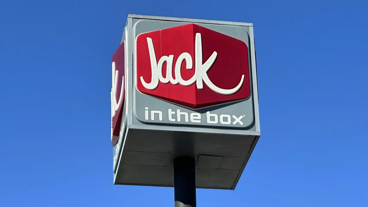 Scalding hot coffee thrown into fast-food manager’s face by angry customer, DA says — Hastings Dining news